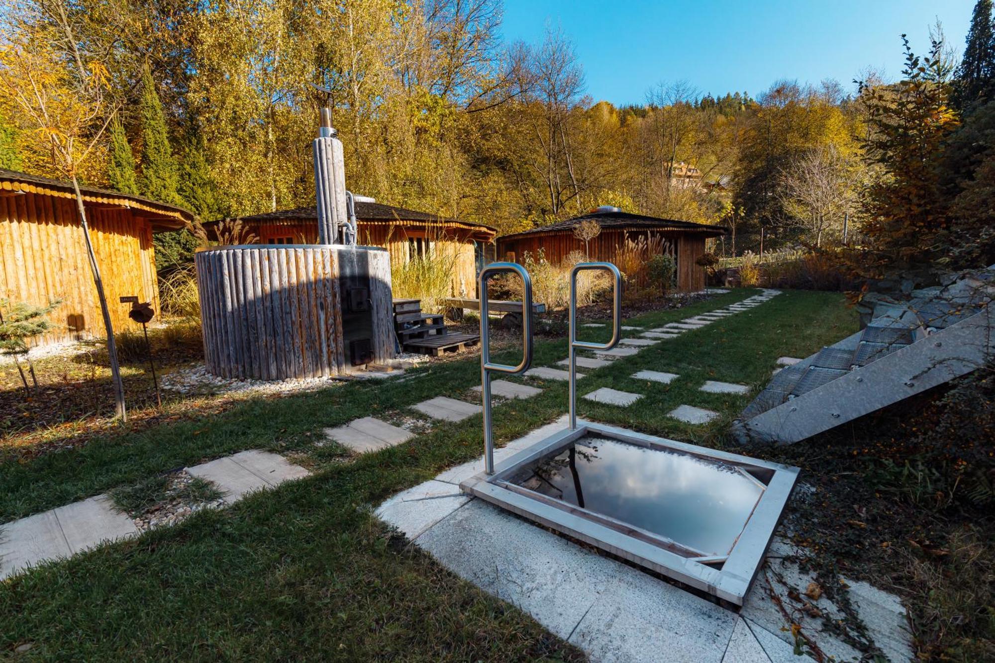 Glamp V Hluboke - Yurts And Wooden Houses Vsetin Exterior photo